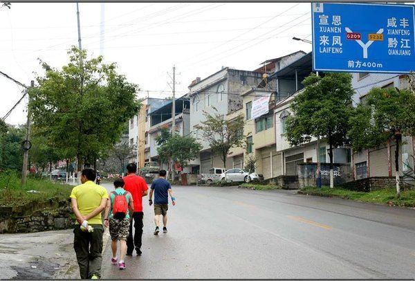 三岔路口,左行是宣恩,来凤,右行是咸丰,重庆黔江.