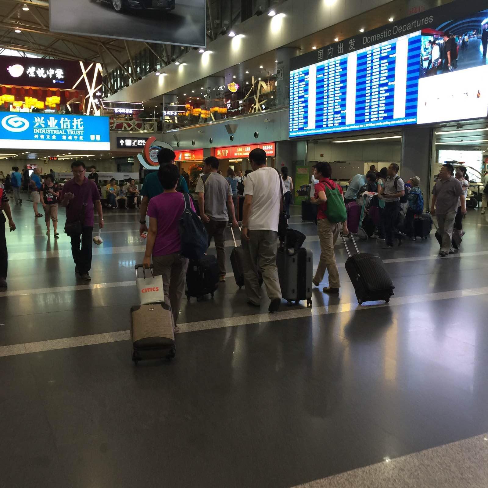 "北极圈"的锦州帮来到北京机场准备候机.