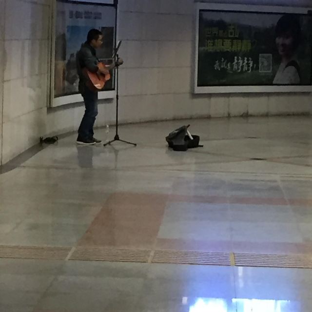 在地下通道里见到了唱歌的流浪歌手.