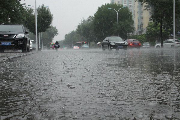 天津滨海新区下雨后现白色泡沫 专家称其为正常状态