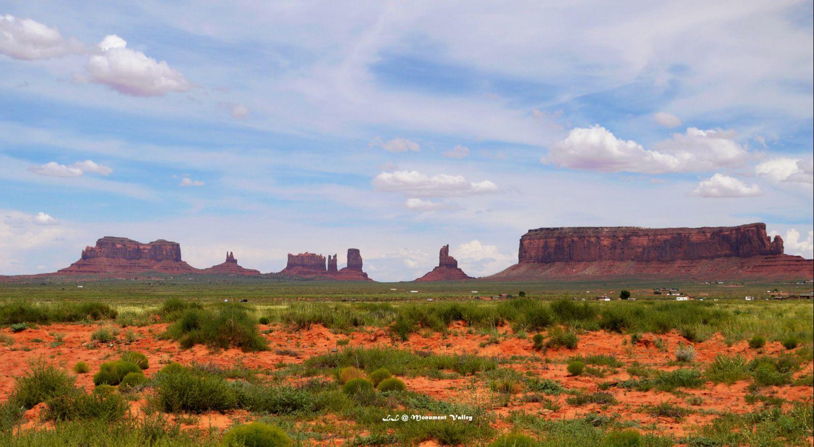 navajo语为岩石峡谷之意,也称丰碑谷,是在科罗拉多高原一个由砂岩形成