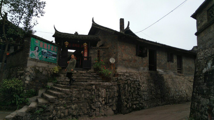 离湖南怀化市中心不到20公里的中方新县城附近,有一个古村落,荆坪古村