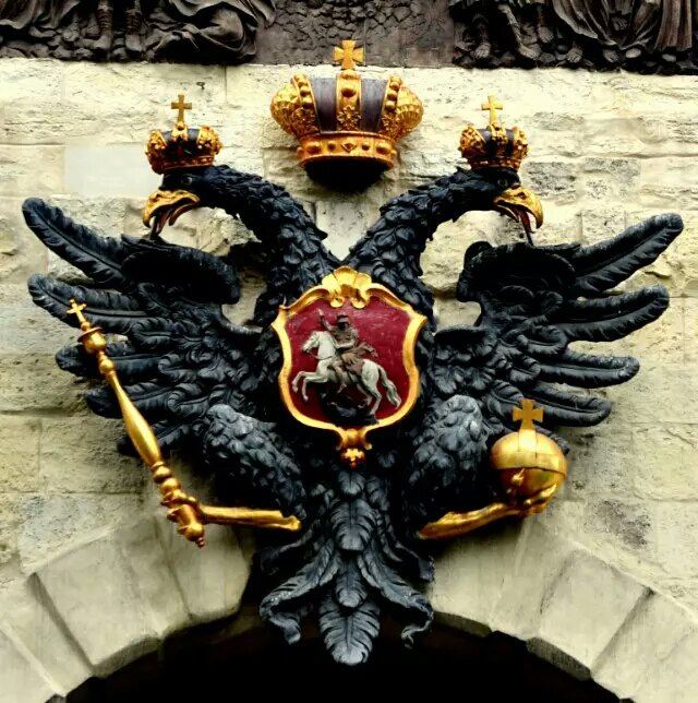 主入口门上高高悬挂着重量超过一吨的俄罗斯双头鹫国徽.
