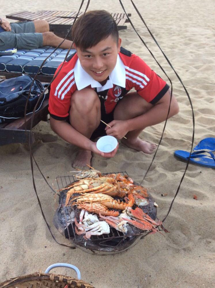 下午海边散步时从一奶奶买到烤龙虾