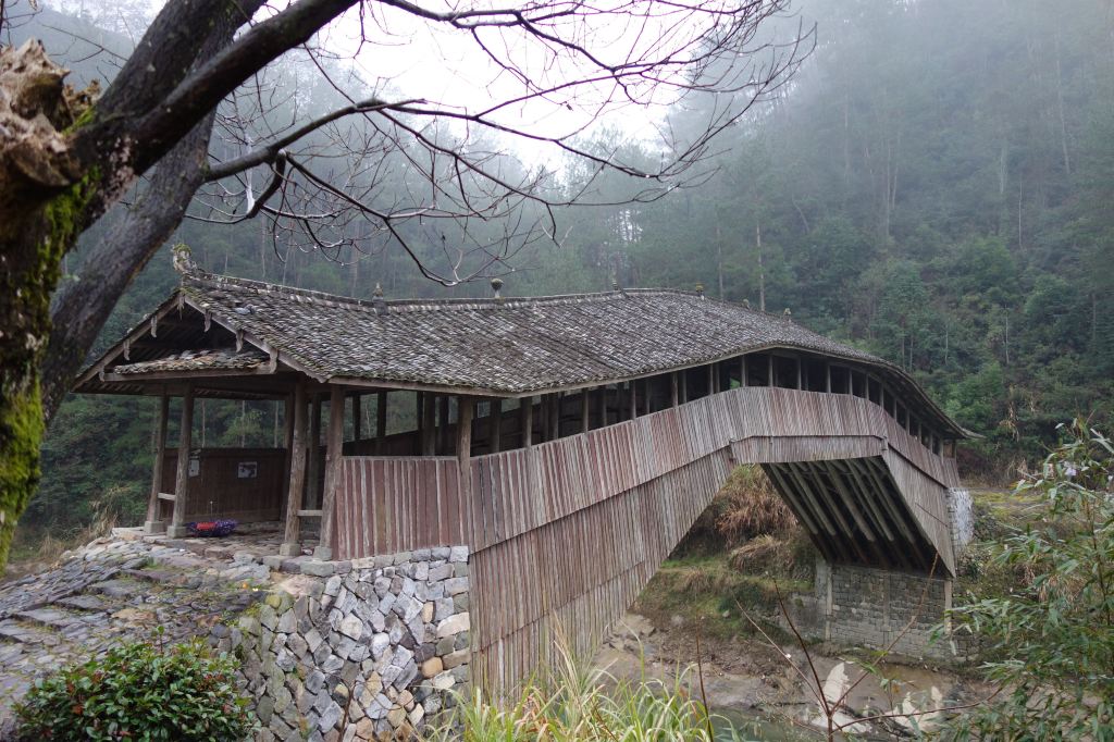 此桥为伸臂式木梁桥,建于清同治九年.
