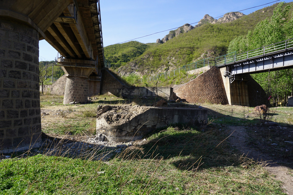 两座桥之间有一个残破的老桥墩,应为当年被洪水冲毁的老线的铁路桥
