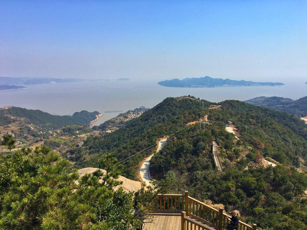 由两块巨石天然合成,屹立在大门岛山巅,形似向前爬行的乌龟,故称"龟岩