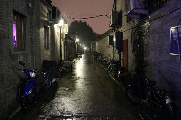 雨夜的胡同.