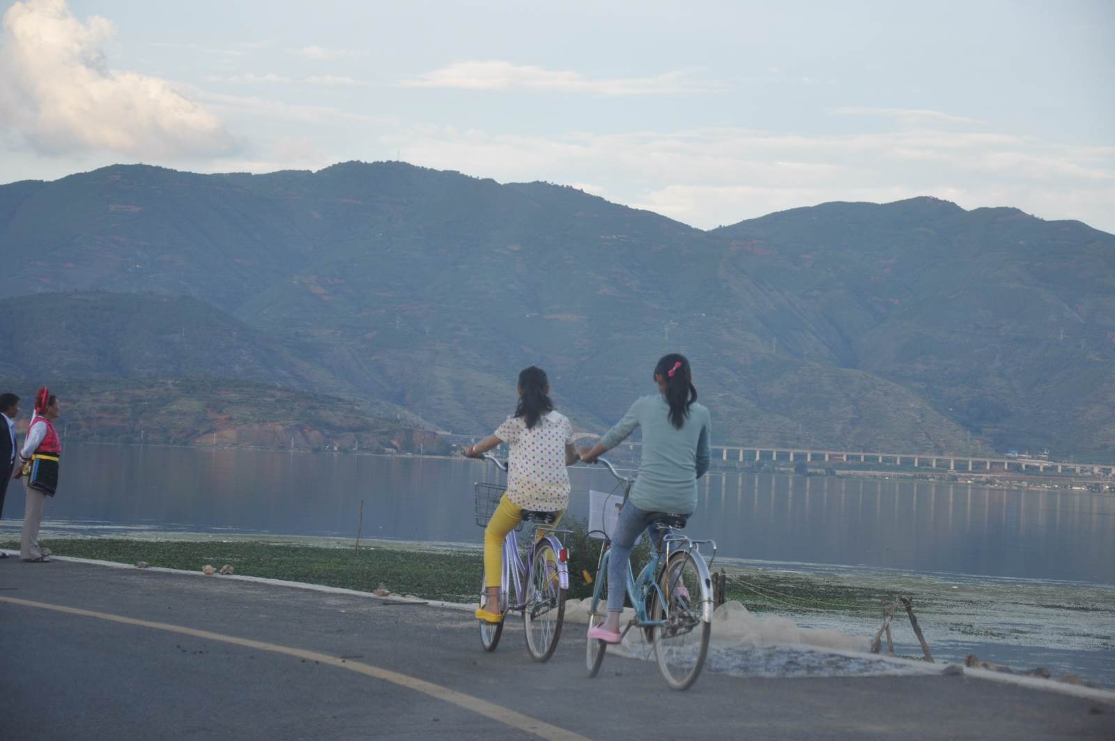 大理 洱海 洱海边有一条环湖路,完全沿着湖岸线,景色十分优美.