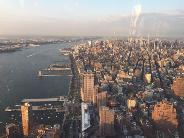 左前方是新泽西州,右边是纽约城区…… 纽约自由塔