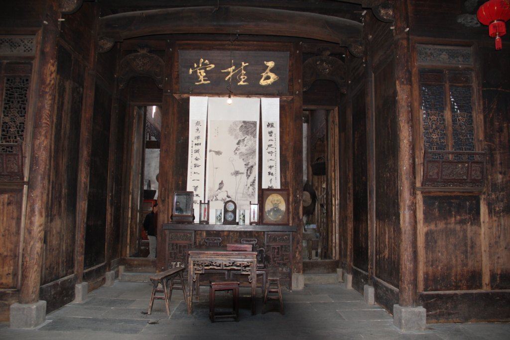 "五桂堂"天井中依山势引入的山泉小潭,右上入水(有水流痕,左边流出