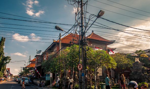 <p>乌布是一个远离海滩的小镇，是巴厘岛的文化艺术中心，也是世界闻名的艺术村。大街小巷的工艺品商店和博物馆让乌布散发着无处不在的艺术气息，绘画、雕刻、音乐、舞蹈、纺织、摄影、建筑等艺术形式让人不由得沉浸其中。</p>
<p><strong>乌布的艺术气息</strong></p>
<p>自1930年代以来，乌布的名字就在西方艺术界广为流传，至今仍常有世界各地的艺术家来此寻找创作灵感，而电影《美食、祈祷和恋爱》还曾在此取景。你完全可以随性地在乌布游荡，融入巴厘岛的艺术氛围。乌布还是选购巴厘岛手工艺品、风情服装和配饰等特色商品的最佳地点，不过开价水分较大，请尽情体验砍价的乐趣吧。在小镇中心活动，可以步行或租一辆自行车，去较远的地方需要坐车。</p>
<p><strong>乌布的景餐购</strong></p>
<p>Jl. Raya Ubud街与Jl. Wenara Wana街的交叉路口是小镇的中心，你可以免费参观位于这里的<a href="http://you.ctrip.com/sight/14307/62380.html">乌布皇宫</a>，品位华丽的巴厘岛特有建筑风格，晚上还能欣赏极具本土特色的传统舞蹈表演（需单独购票，80000印尼盾）；皇宫以南斜对面的<a href="http://you.ctrip.com/shopping/438/108197.html">乌布市场</a>是人多嘈杂的闹市区，店面众多，你可以体验到最接地气的巴厘岛生活，挑选各式货品。</p>
<p>Jl. Raya Ubud街是乌布的主街道，往东走会发现一些怪异的小店、咖啡馆以及便宜的住宿点，很有时代感。往西会经过<a href="http://you.ctrip.com/sight/438/107598.html">画宫博物馆</a>（门票50000印尼盾），是一个了解巴厘绘画和木雕艺术的好去处；沿着下行街道走到尽头有新旧两座并排的吊桥，继续向前能抵达Penestanan村庄，这里很安静，有环境不错的度假酒店。继续往西北约3.5公里处坐落着<a href="http://you.ctrip.com/sight/14307/50232.html">内卡美术馆</a>（门票50000印尼盾），有着巴厘岛馆藏最丰富的画作。</p>
<p>而Jl. Wenara Wana街上林立着各种旅馆、餐馆和商店，一路向南能到达<a href="圣猴森林公园">圣猴森林公园</a>（门票20000印尼盾），所以人们一般也把这条路叫&ldquo;Jl. Monkey Forest街&rdquo;。公园内生长着葱郁的林木，林中生活着巴厘岛特有的猕猴。继续往东南方向走约1.3公里，就到了<a href="http://you.ctrip.com/sight/438/50234.html">阿尔玛美术馆</a>（门票40000印尼盾），欣赏画作之余，有时还能看到舞蹈表演。再往东约2.5公里处的<a href="http://you.ctrip.com/sight/438/22601.html">象窟</a>（门票15000印尼盾）是巴厘岛唯一的石窟寺院遗址，石雕很有特色。</p>
<p>如果想逛得更远些，可以坐车去到乌布北边，欣赏<a href="http://you.ctrip.com/sight/438/50209.html">德格拉朗梯田</a>如画般的自然风光；还有<a href="http://you.ctrip.com/sight/438/22600.html">圣泉寺</a>（门票15000印尼盾），建筑规模宏大完整，这里的清泉据说能够洗涤心灵呢。如果想玩刺激的，不妨在乌布找一家漂流公司，体验<a href="http://you.ctrip.com/resort/438/47239.html">阿勇河漂流</a>（约60美元，可以砍价）。</p>