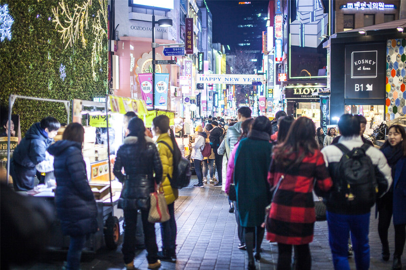 后来才发现夜晚的地铁站明显要比白天热闹