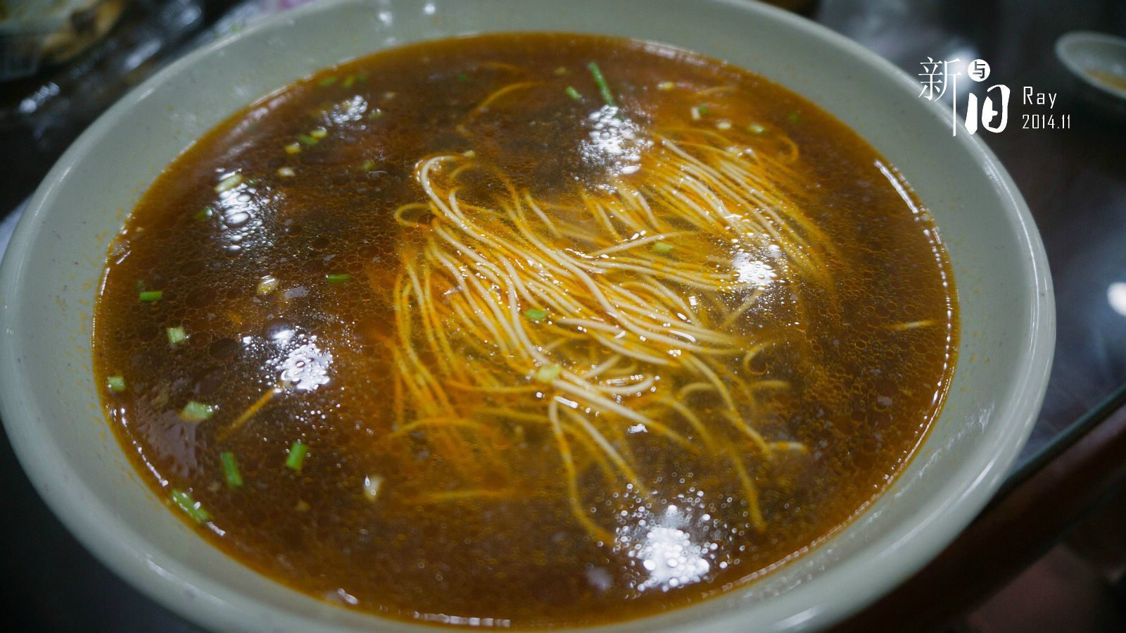 店家新品,28块一碗的牛肉面,牛肉三块,牛筋三块,都挺大有嚼头