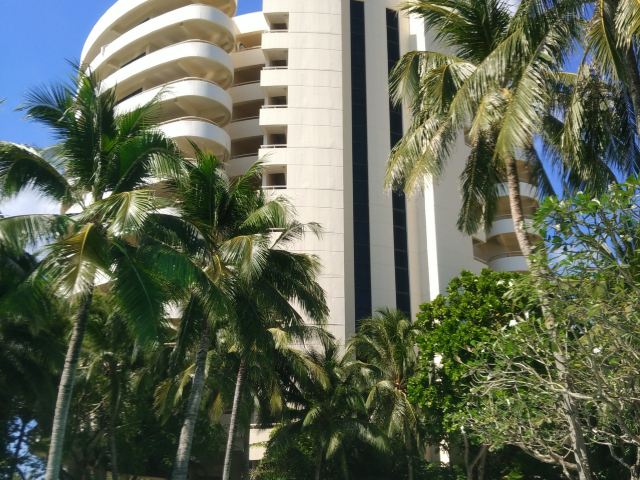 泳池边躺椅上的第一人称视角,好慵懒蹬种纸