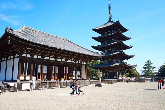 兴福寺的五重塔是奈良市的象征,它始建于1426年.