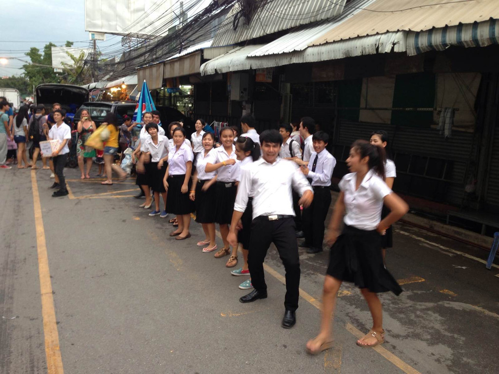    一群泰国学生在搞什么义演募捐