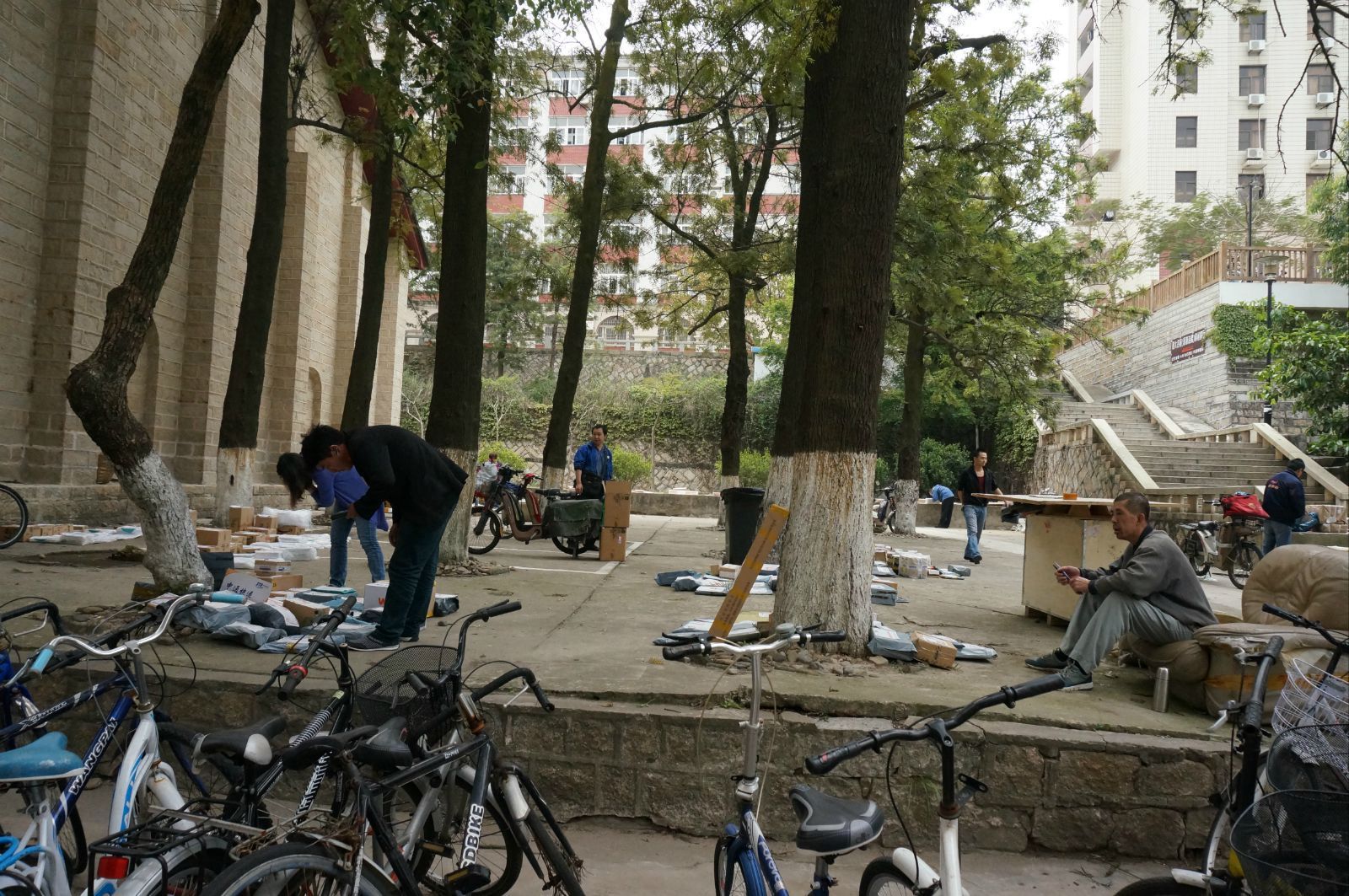 这是校园快递o(∩_∩)o哈跟挂招卖东西的小摊一样呢