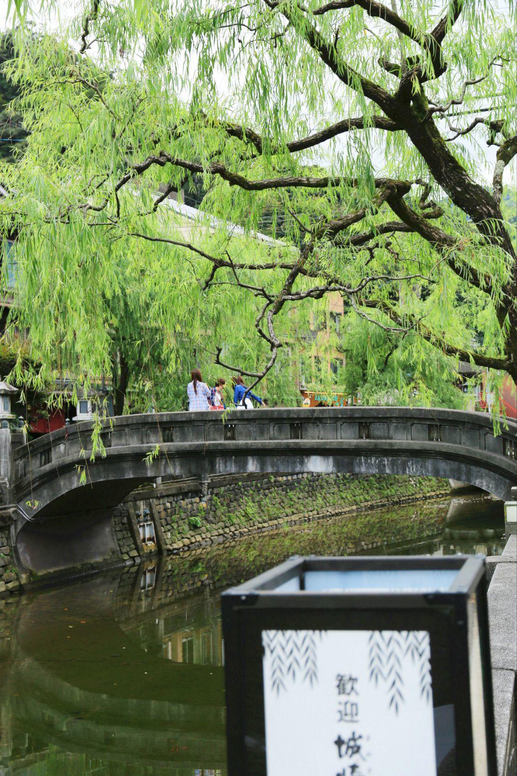 一群日本妹子在桥上嬉戏自拍 城崎温泉