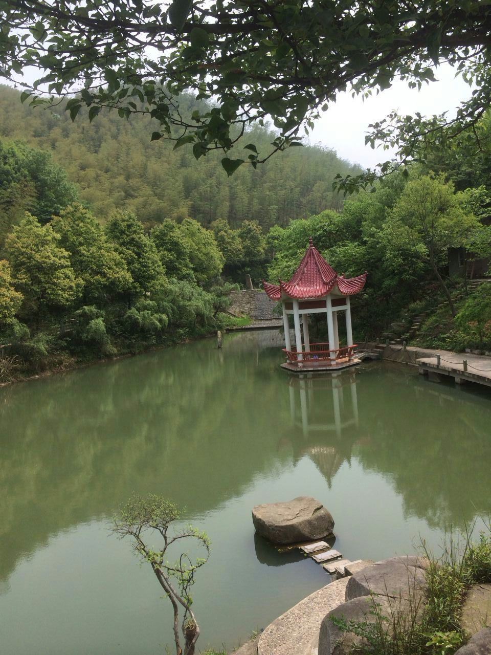 避暑纳凉好去处: 石首市桃花山镇傅家竹园景区依水山庄