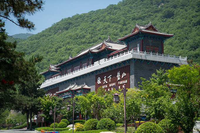 万前行不远便是盘山半山腰的入口,此时逸已睡觉了,看了看时间