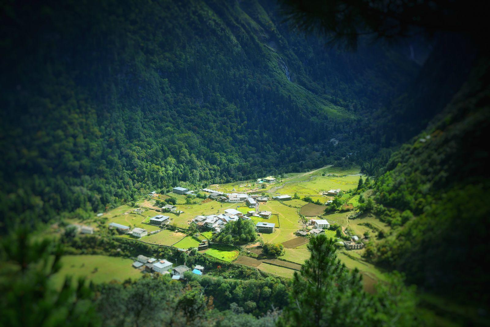 四面环山的山谷一片平原中,雨崩村就这么静静的呆在这里.