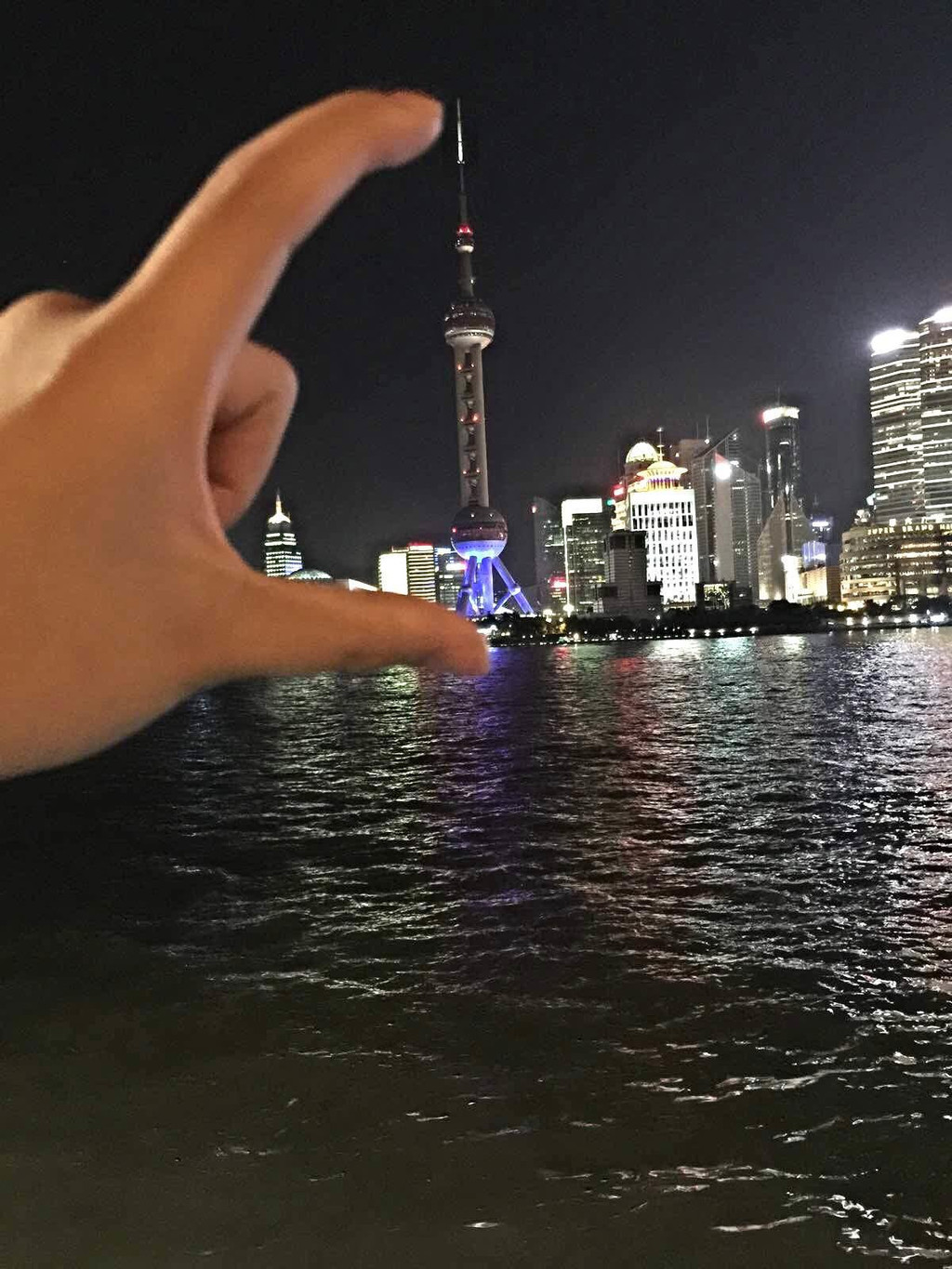 今年九月开学前和阿潇一起去了上海 说大很大说小很小,外滩晚上真的
