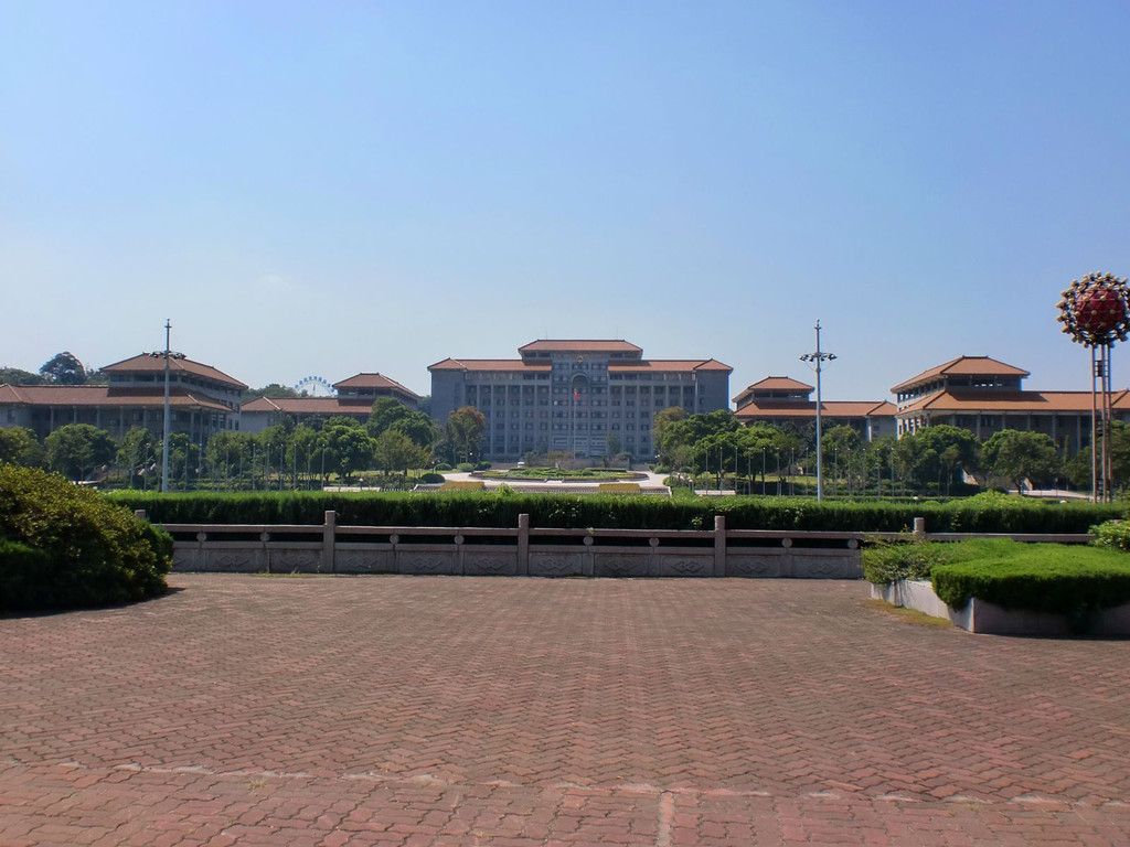过宜兴的一条街道,这条街都是政府