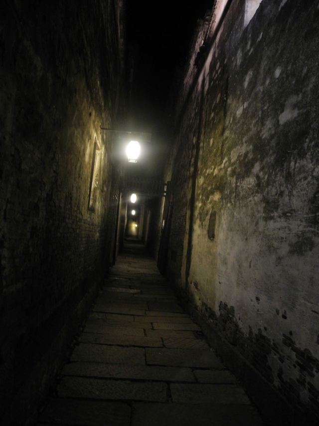 小巷.墙.路灯.