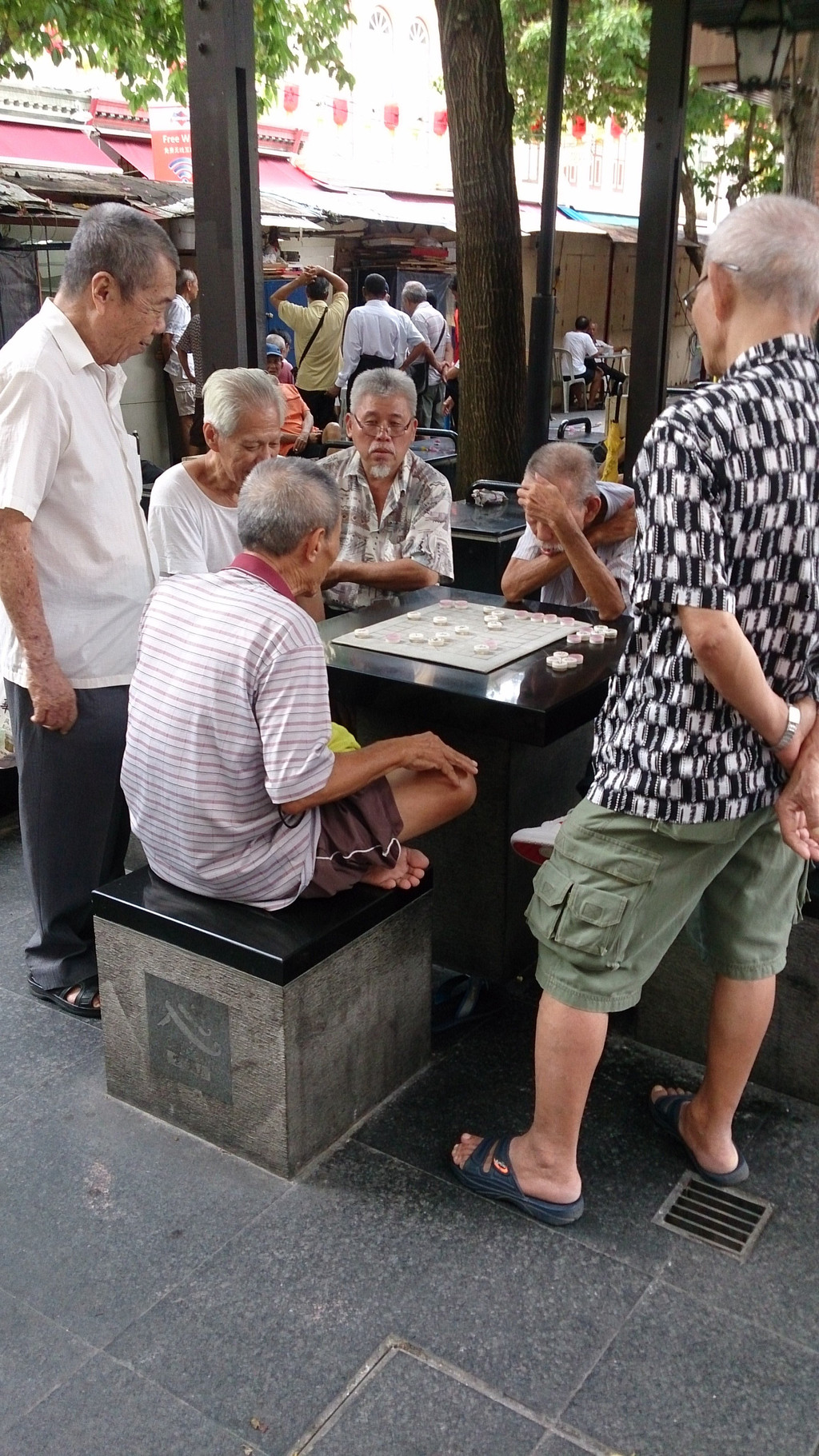 有点像国内退休了的老人,没事做到公园下下象棋.