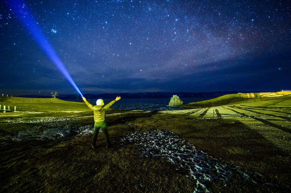 星空和无尽的翡翠之海图片