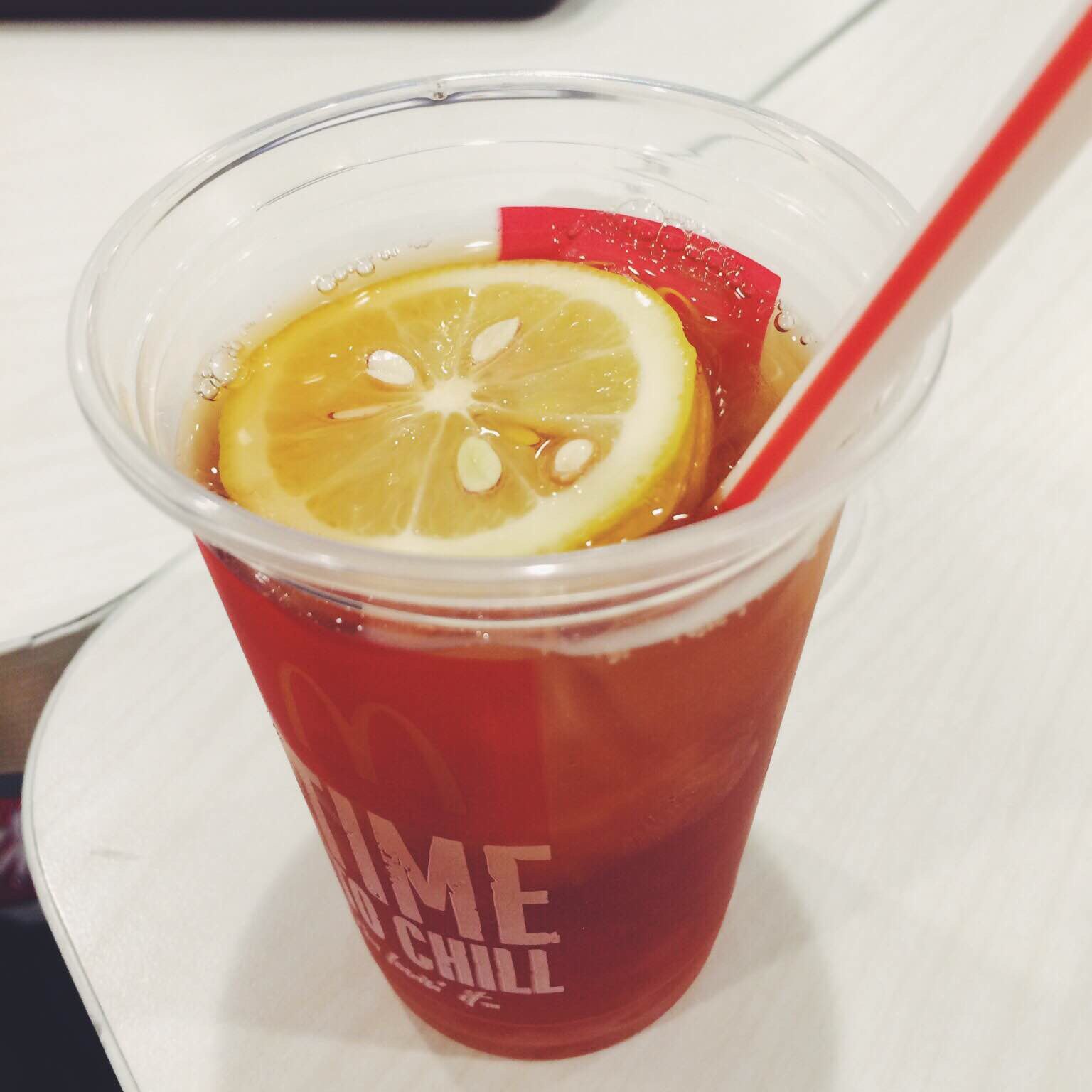 麦当劳的柠檬茶. 了两包糖,涩. 香港