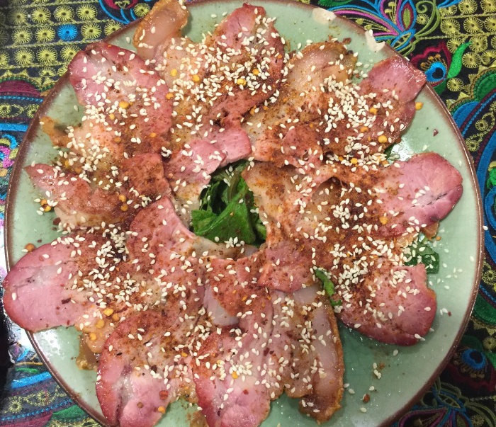 不错的餐厅,纳西美食很美味,尤其是烤肉,干干香香的,回味