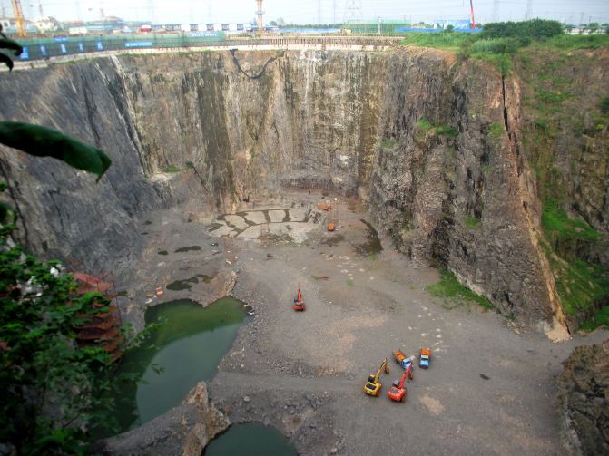 正在建造中的——全球唯一一栋建在负海拔深坑崖壁上的,世界奇迹,比肩