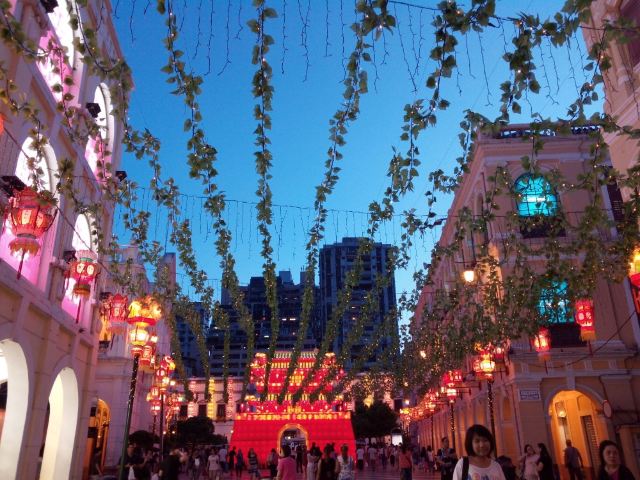 适逢中秋节,街道都装饰一番