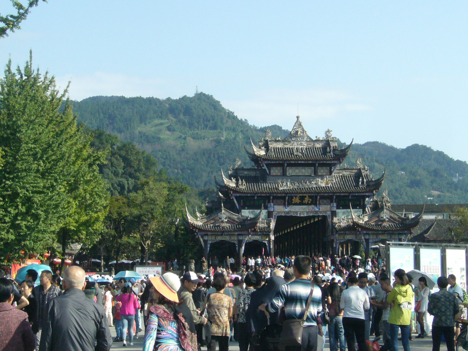 36路,在小街小巷中穿行,发现都江堰晚上餐饮发达,如紫薇巷,光明街