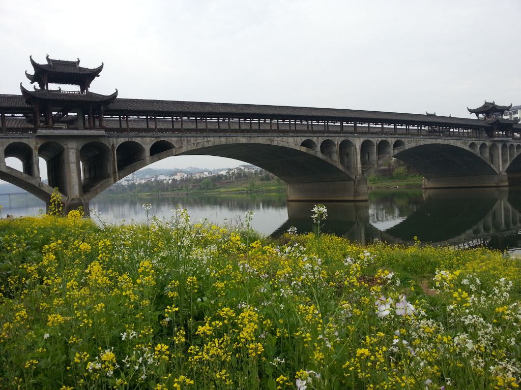 婺源县城,干净整洁,城里也有个廊桥,是通汽车的.