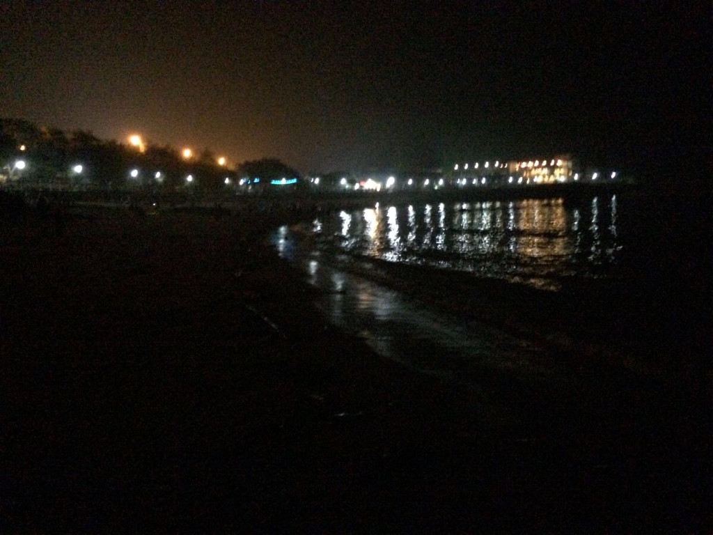                 厦门夜晚的海边