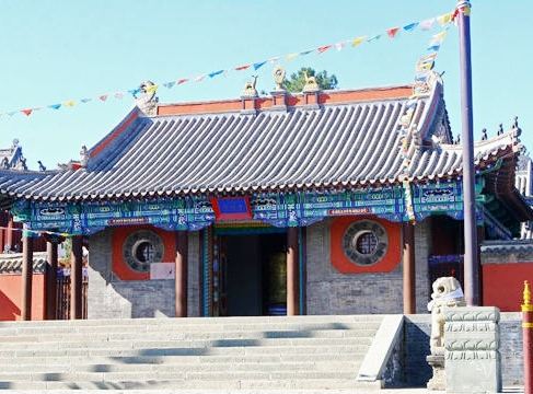 建有三座藏汉混合风格的寺庙:兴源寺,象教寺,福缘寺,统称为"库伦三大