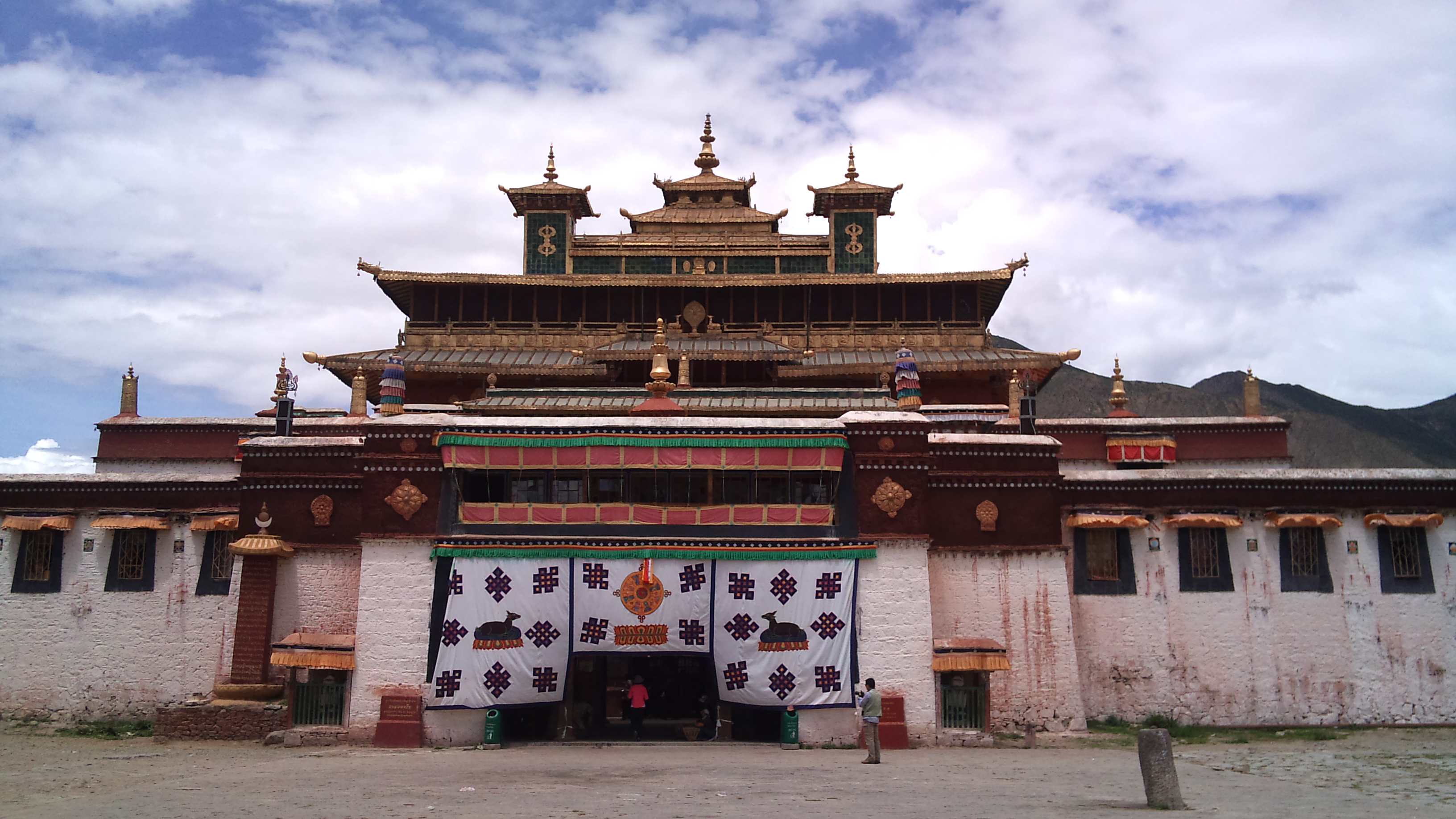 桑耶寺又名存想寺,无边寺,位于西藏山南地区的扎囊县桑耶镇境内