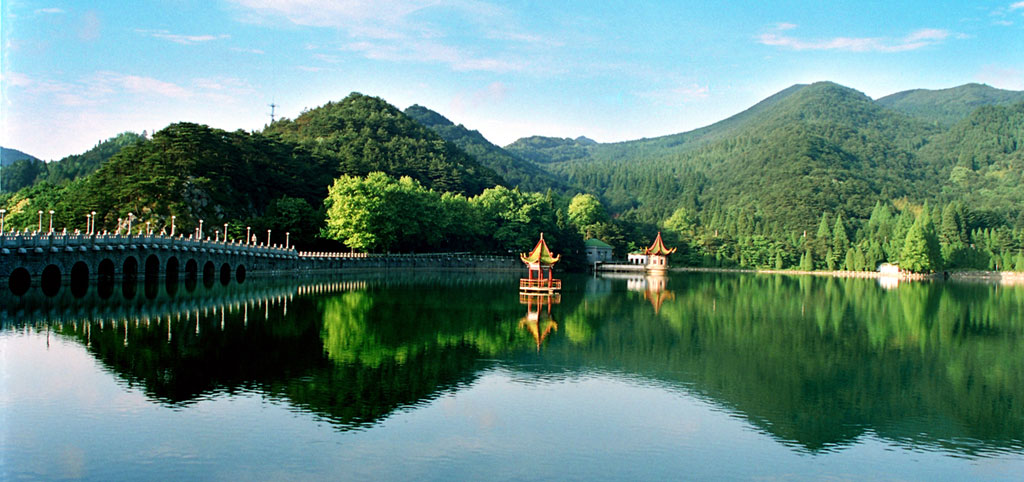 芦林湖位于江西省九江市庐山区海拔1040米的东谷芦林盆地,故又称东湖