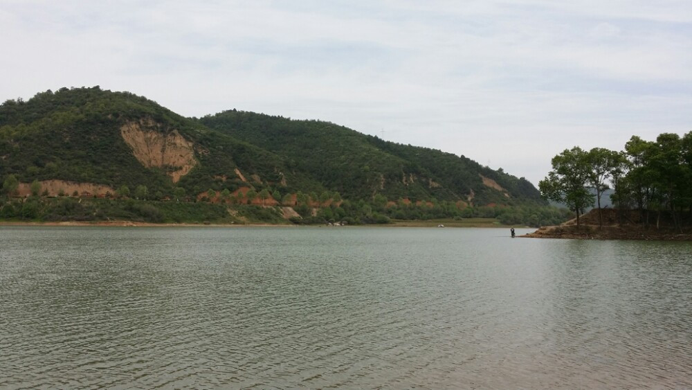 闲逛陕西富县柳梢湾水库,看闲人开房车钓鱼