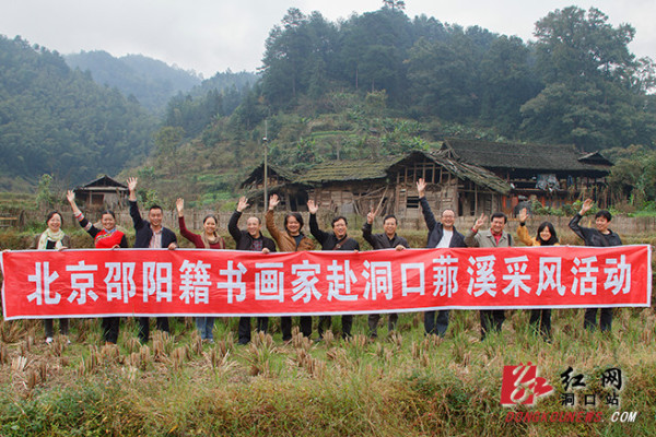 三、公溪湖景区 景区主要景点:公溪湖水上乐园、大坝垂钓,长苞铁杉林、常绿阔叶林、硬叶常绿阔叶林等森林植被景观。 景区特点:以公溪湖水体景观及公溪湖岸良好的森林植被和生态环境为特色,适宜开展休闲、避暑、垂钓、度假、科普等。 游览推荐:适宜开展休闲、避暑、度假、科普、高山平湖泛舟、垂钓等。 4、湘黔古道景区 景区主要景点:将军石、思义亭、宝瑶古寨、太平桥、仙人桥、宝瑶古寨、仙人洞、千年鸳鸯银杏树等。 景区特点:以宝瑶河及湘黔古道为游览轴线,历史人文景观与民俗风情非常丰富,可挖掘性强,特色鲜明。 游览推荐:思
