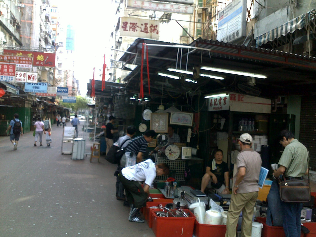 上午九点,街头集市还没有开始.