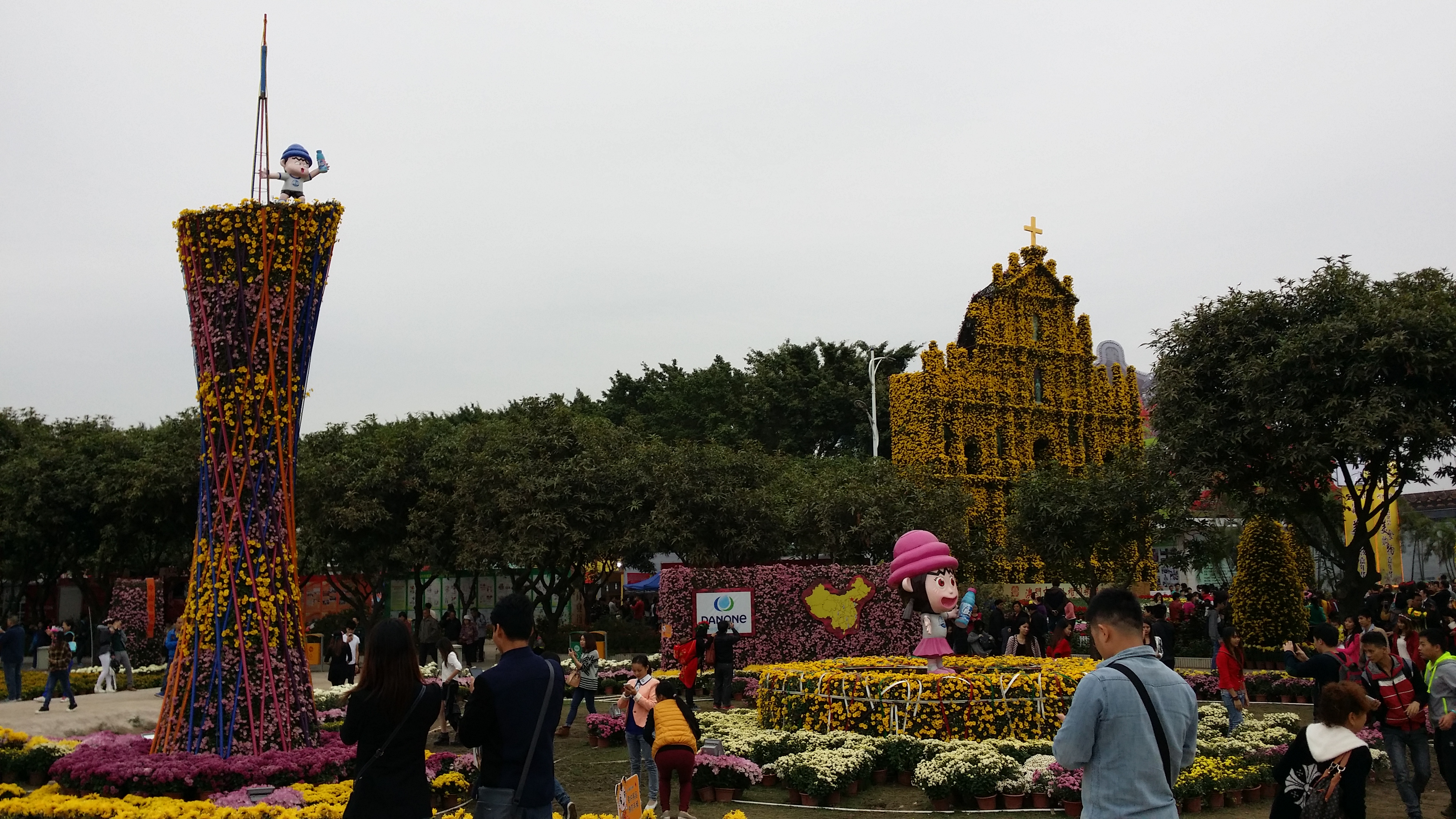 以往的中山小榄菊花会，今年的菊花展依然一个人。 v图源见水印|菊花展|小榄|水印_新浪新闻