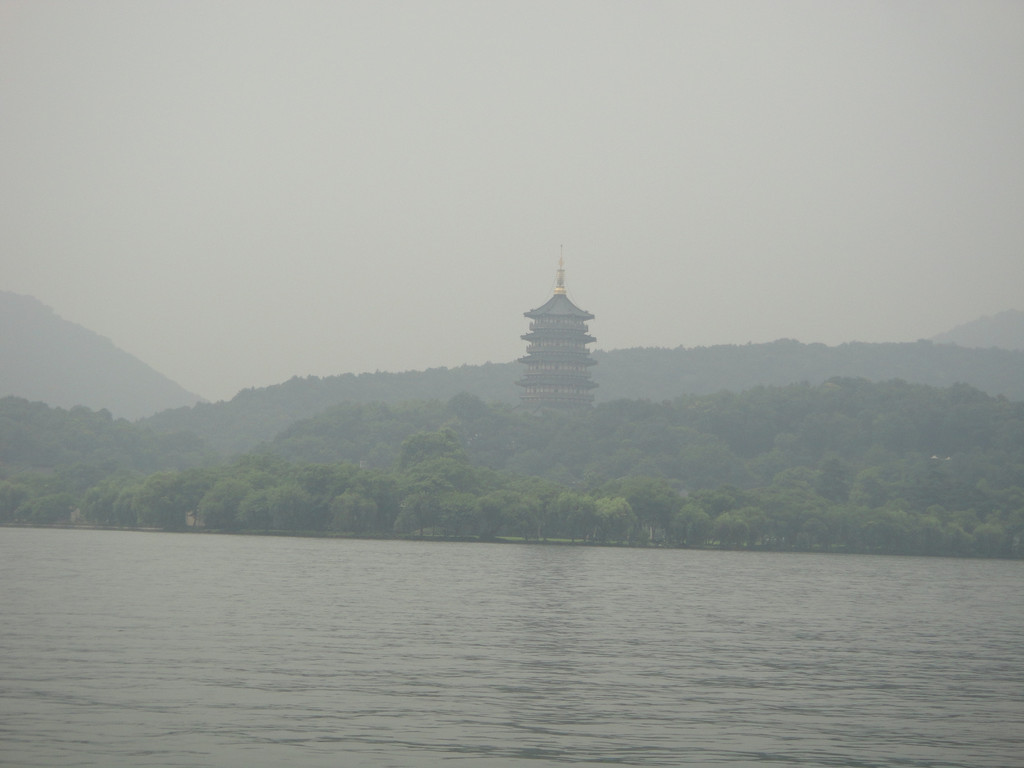 西湖 西湖到处都是景象,听着雷峰塔的故事,又想起了当年看过的电视剧