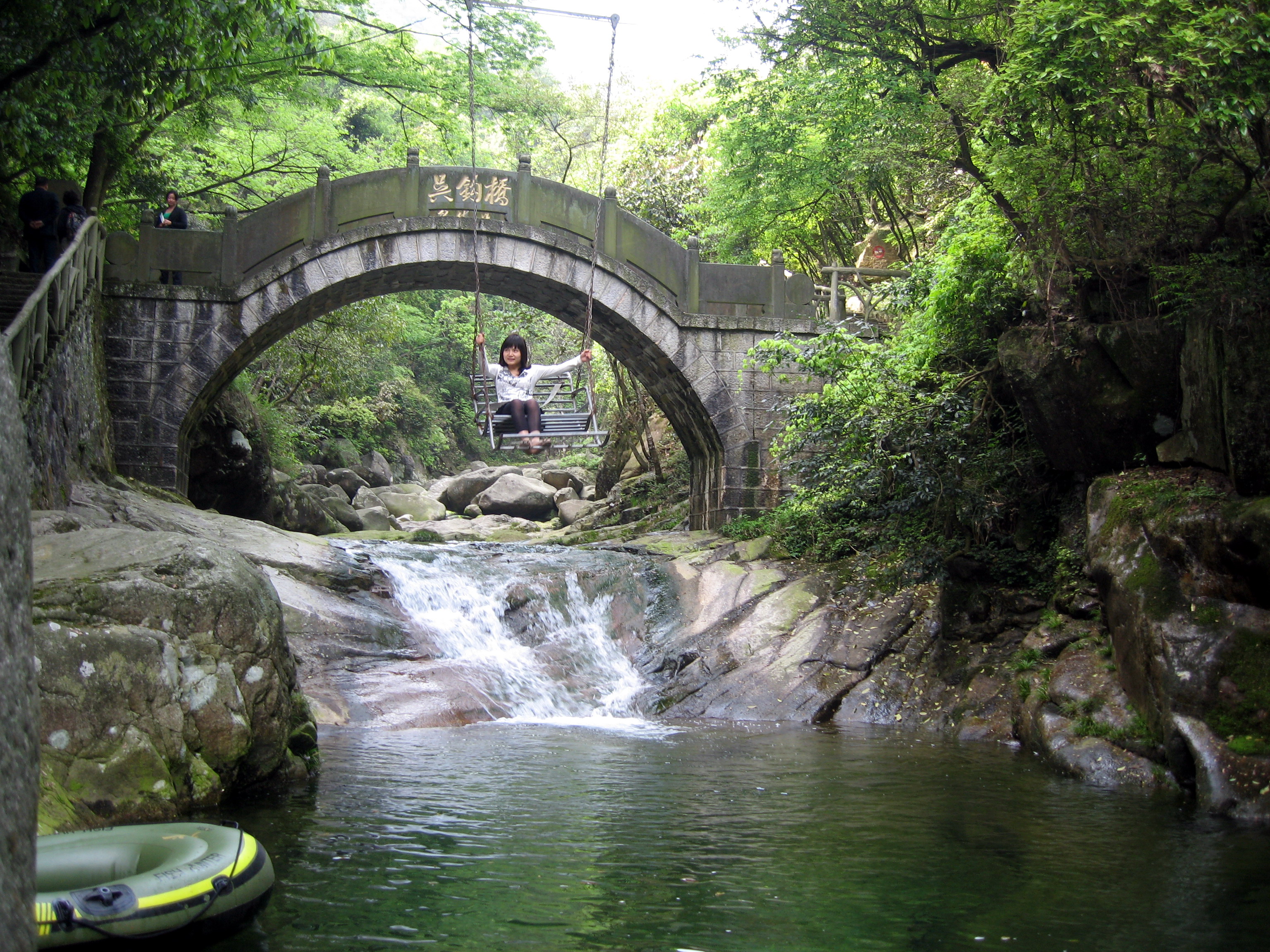 石龙峡是九宫山风景区之重要组成部分,位于铜鼓包西侧的三峰山