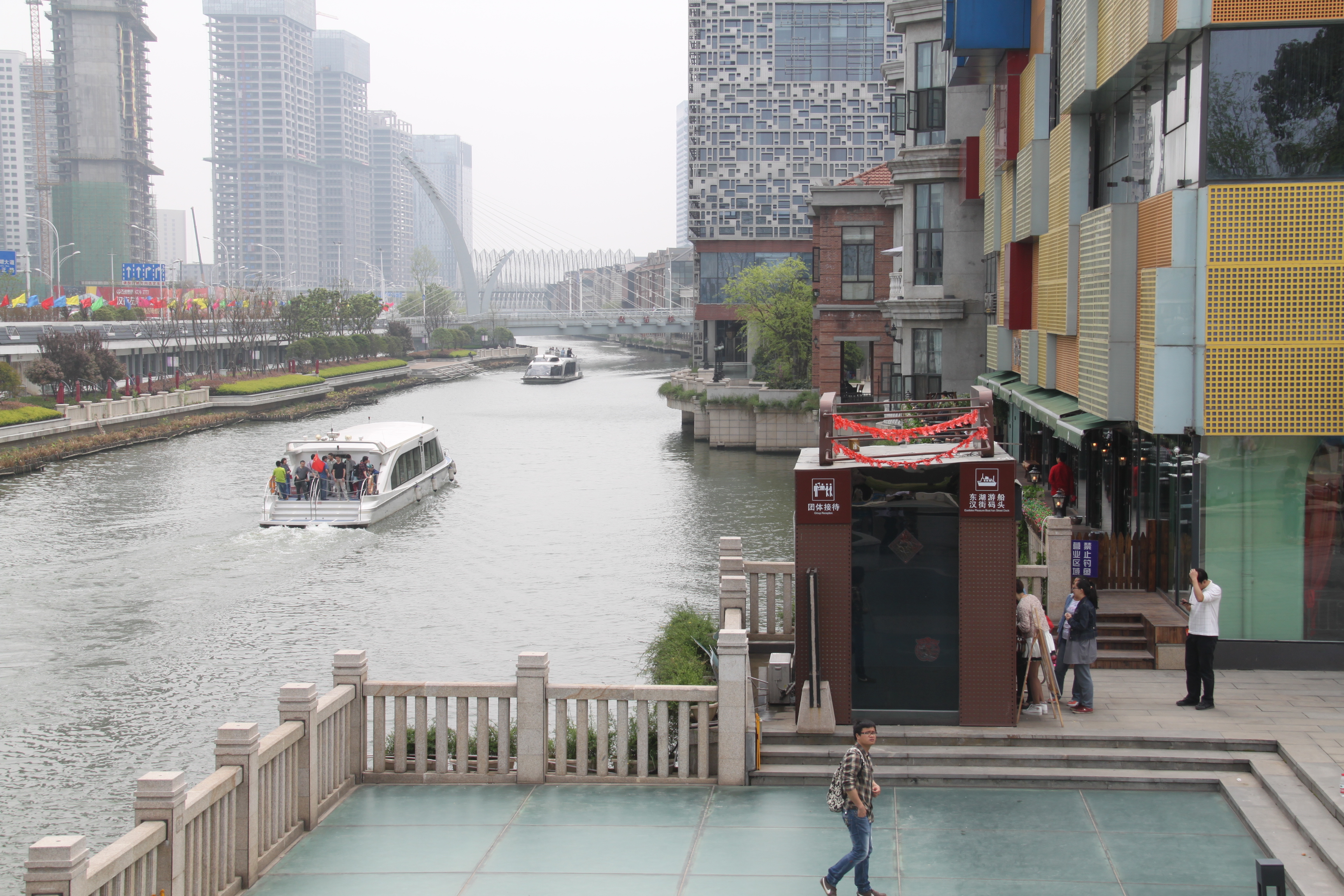 楚河汉街 坐在一艘豪华游船的船头,尽览两岸金碧辉煌的风景.