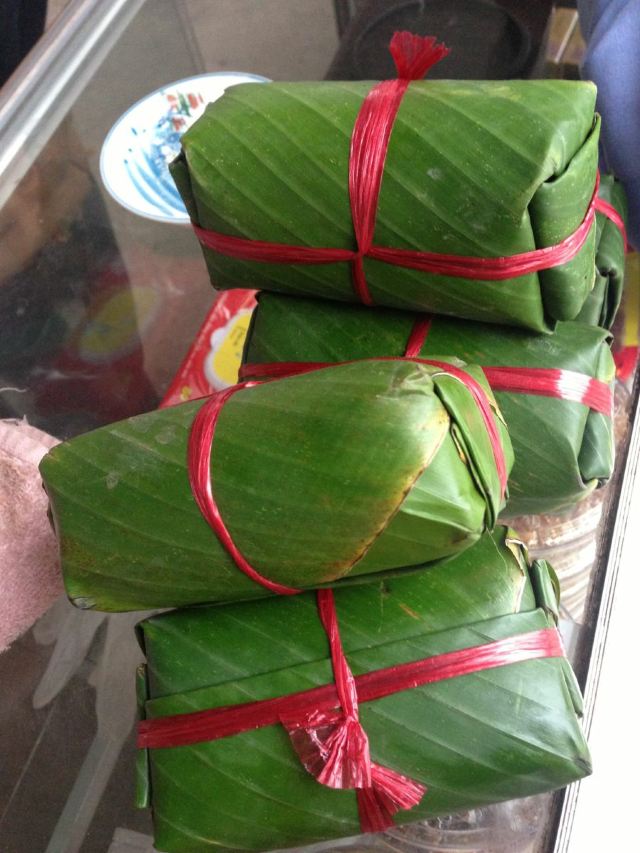 粽子,甜的.不是粽叶包的,好像是芭蕉叶