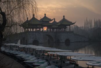 何园+瘦西湖+大明寺一日游【南京出发 含何园 】【南京站、南京南站、金陵状元楼酒店免费接。扬州参团不起早，轻松自由！】